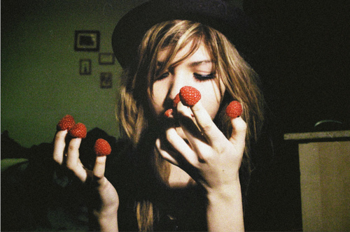 eating, girl and raspberries