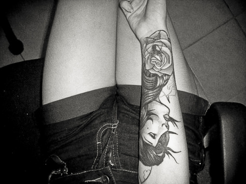 aline gabriela arm arm tattoo black and white cintura alta
