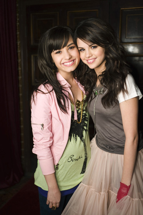 demi lovato friends outfit selena gomez Added Sep 07 2011 Image 