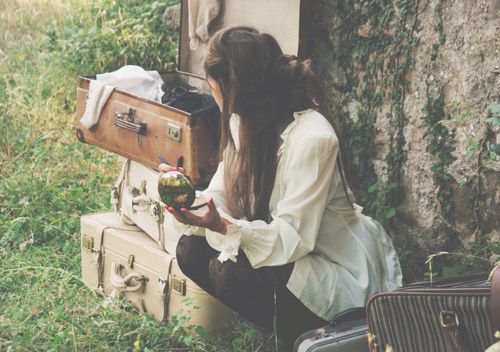 box-clothes-girl-suitcase-travel-Favim.c