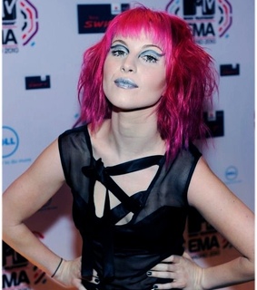 a maquiagem ta escrota, blue and but shes a beutiful