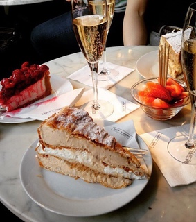 champagne, chic and comida