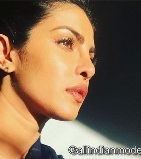 priyanka chopra hot pics, priyanka chopra sexy photos and priyanka chopra wallpapers