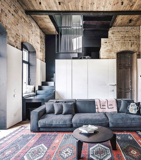 livros, decoration and wood floor