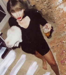 reputation era, taylor swift lockscreen and reputation tour