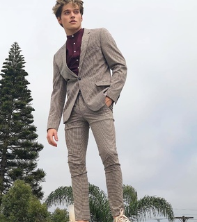 loiros, blonde guy and loiro