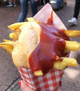 ketchup, dinner and fries