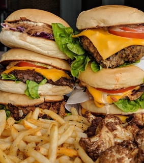 french fries, queijo and batata frita
