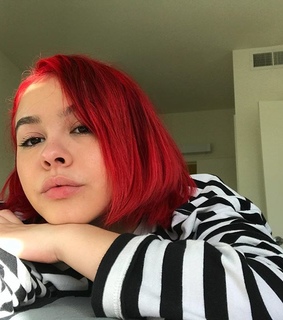 red, cabelo curto and selfie