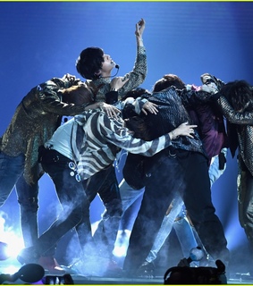 billboard music awards, fake love and just jared