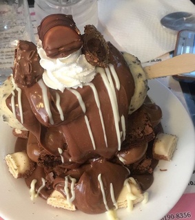 sobremesa, ice cream and kinder bueno