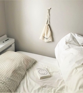 bedroom, neutral white and white decor