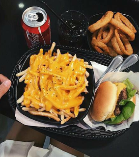 hamburguer, batata frita and queijo
