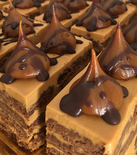 pies, sobremesa and chocolate sauce