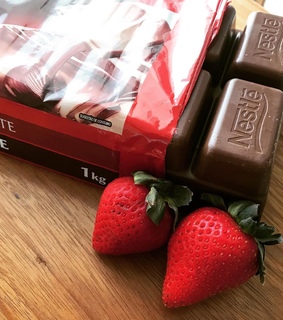 chocolate bar, strawberry and frutas