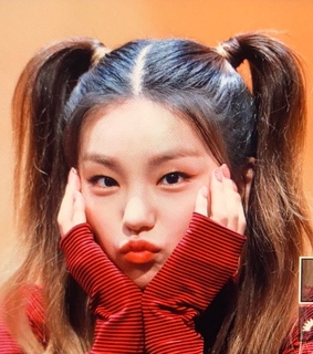 kpop, yeji and previews