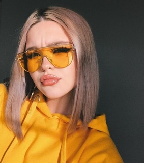 circular sunglasses, 90s-inspired sunglasses and neutral sunglasses