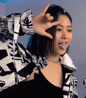 jisu, yuna and shin ryujin