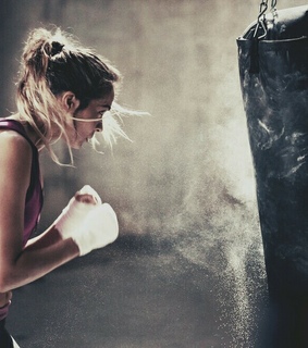 ??????, guerrière and empowerment