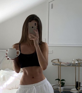 hourglass body, comfy clothes and hourglass figure