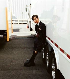 the umbrella academy, five hargreeves and aidan gallagher