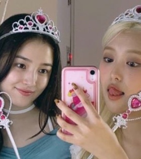 momoland, ahin and mirror selfie