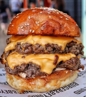 hamburguer, drinks and food