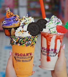 dessert, milkshake and drink