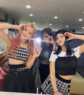 fromis_9, saerom and roh jisun
