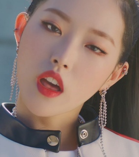 hyejoo, loona and olivia hye