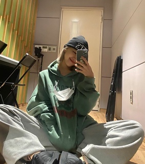 mirror selca, itzy and mirror selfie