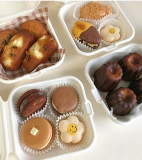 macaroons, brown and macaroon